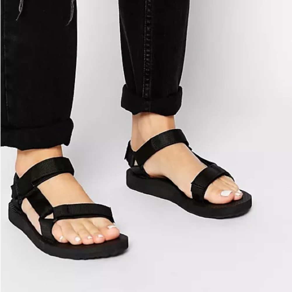 Black classic Tevas. Women’s size 8.